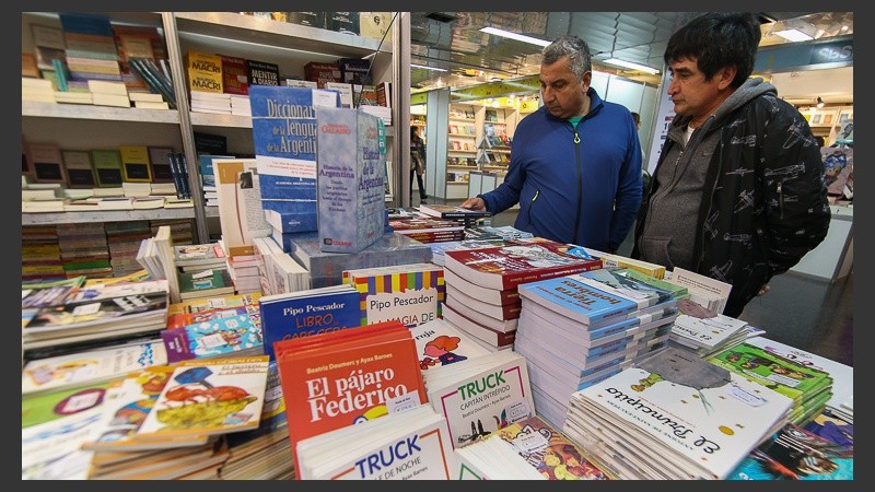 Arrancó este jueves la Feria del Libro Rosario en el Centro Cultural Roberto Fontanarrosa. 