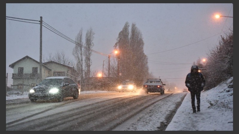 Las calles de Bariloche quedaron cubiertas de nieve. 