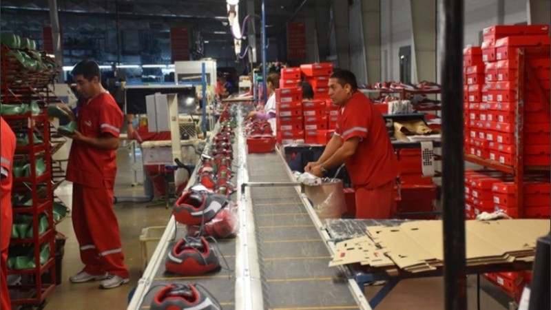 La empresa fabrica sus calzado en varias plantas en La Rioja 