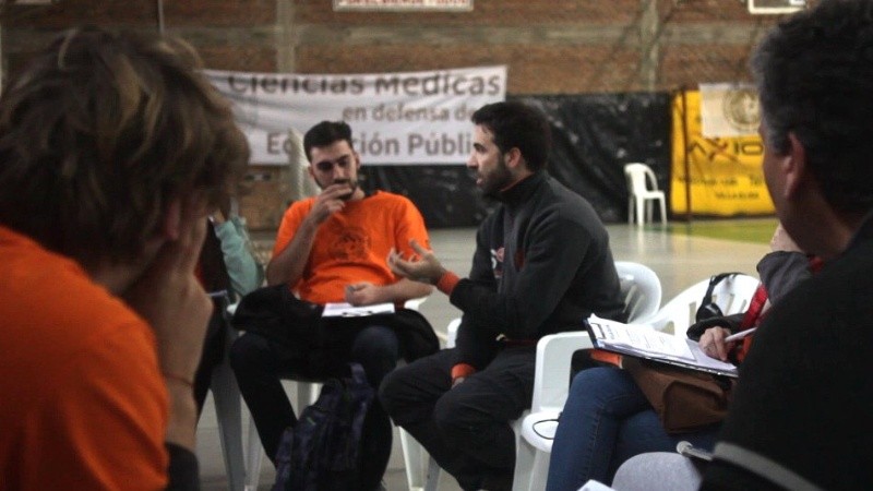 Damián Verzeñassi, coordinador de la práctica, con los estudiantes.