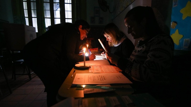 Votando a la luz de las velas y los celulares. 