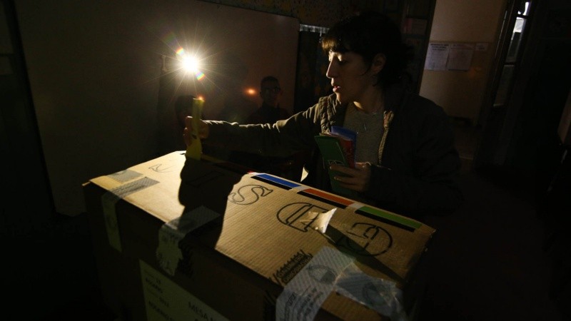 Las elecciones del domingo en Santa Fe se iniciaron sin luz.