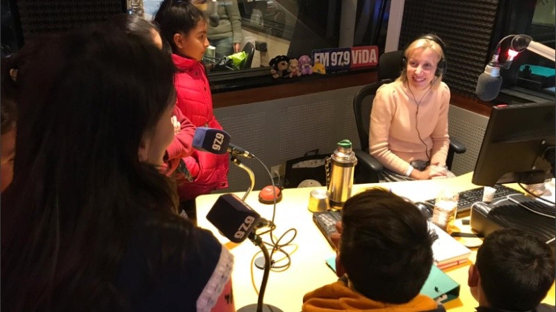 Los chicos acompañaron a Analía Bocassi en la FM Vida. 