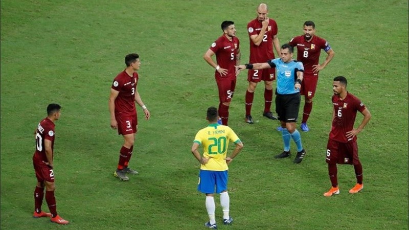 Bascuñán, rodeado por los jugadores de Brasil-Venezuela.