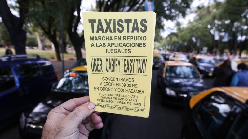 Los taxistas rosarinos se oponen a la precarización de las aplicaciones.