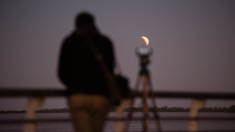 Un joven observa y registra con su cámara el fenómeno astronómico desde el Parque Nacional a la Bandera.