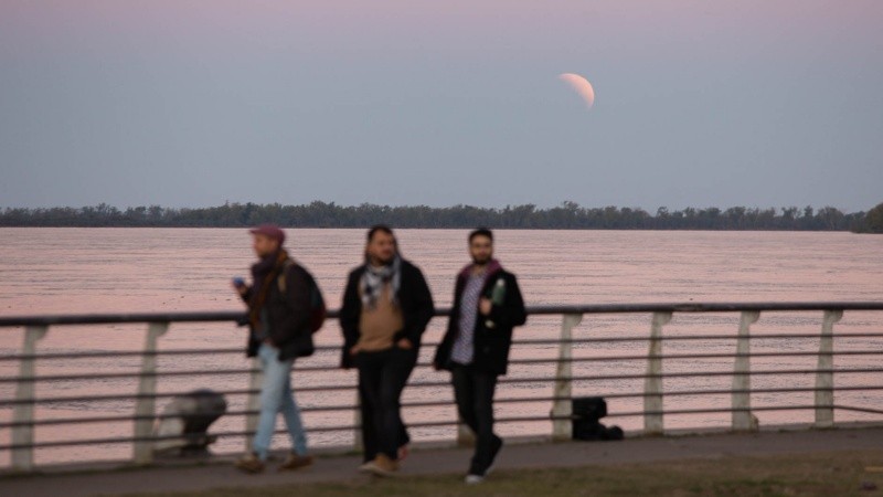 Así asomaba la luna eclipsada desde la costa rosarina este martes.