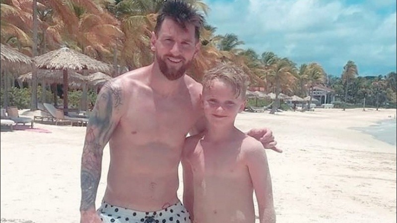 Messi con uno de los chicos con los que jugó al fútbol.