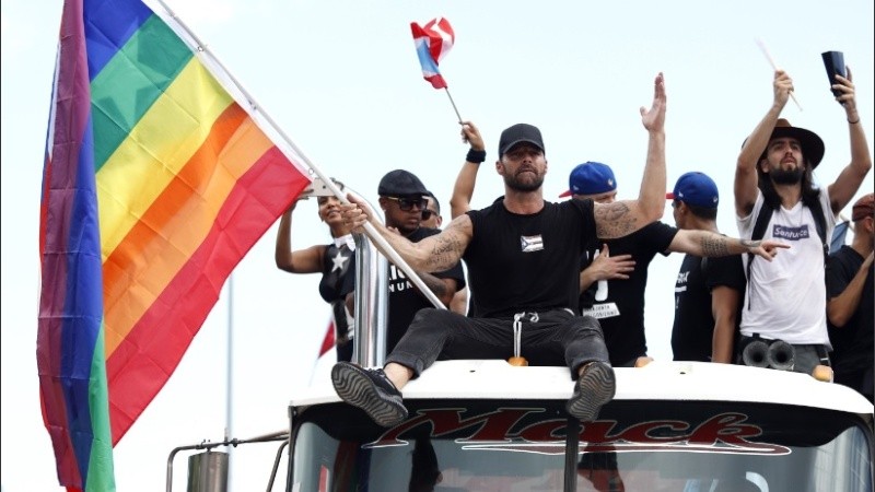 Ricky Martin con la bandera de la diversidad en la manifestación de San Juan.