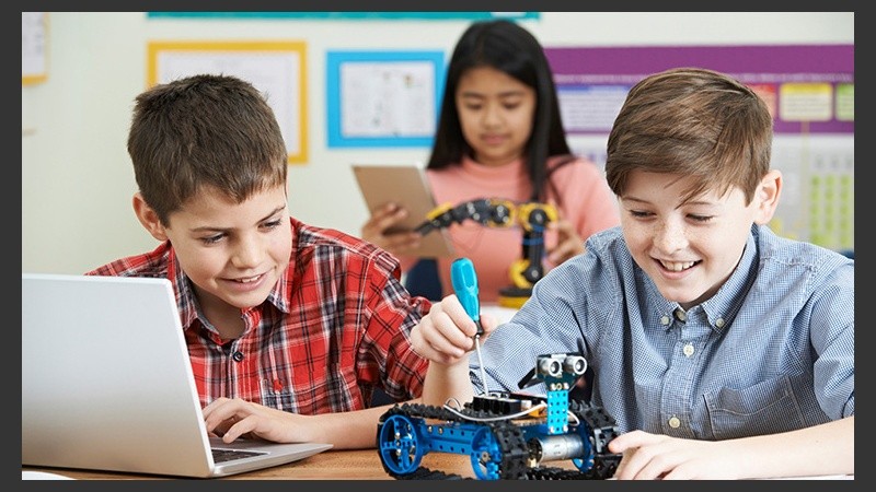 Los talleres de robótica explotan la valiosa técnica educativa de “aprender jugando”. 
