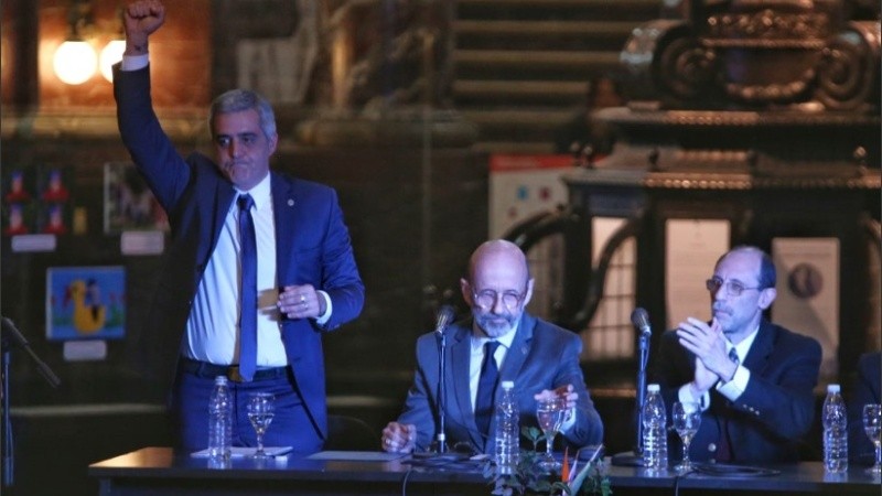 Franco Bartolacci con el puño en alto en su asunción como nuevo rector de la UNR.