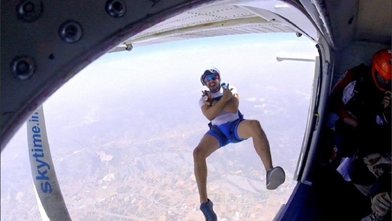 El salto base es un deporte de riesgo similar al paracaidismo.