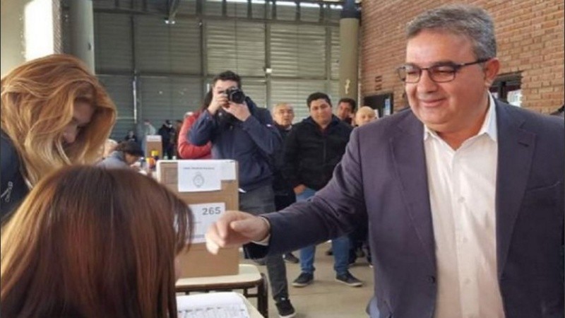 El precandidato a gobernador de Catamarca por el Frente de Todos, Raúl Jalil, se adjudicó la victoria.