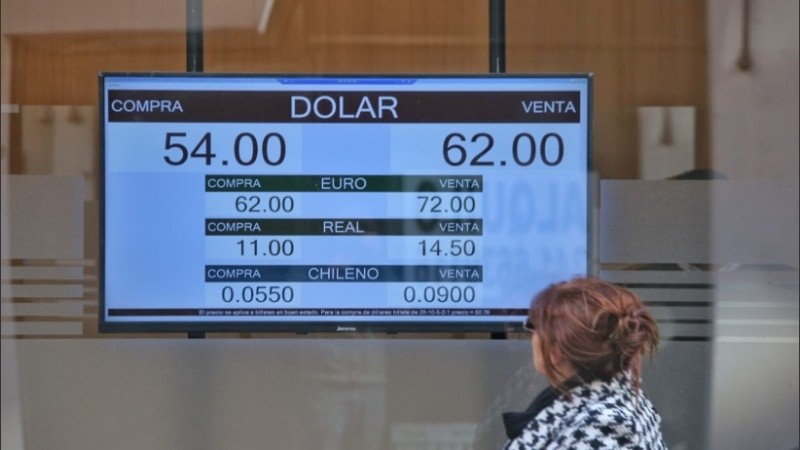 El dólar superaba 60 pesos en las casas de cambio de Rosario.