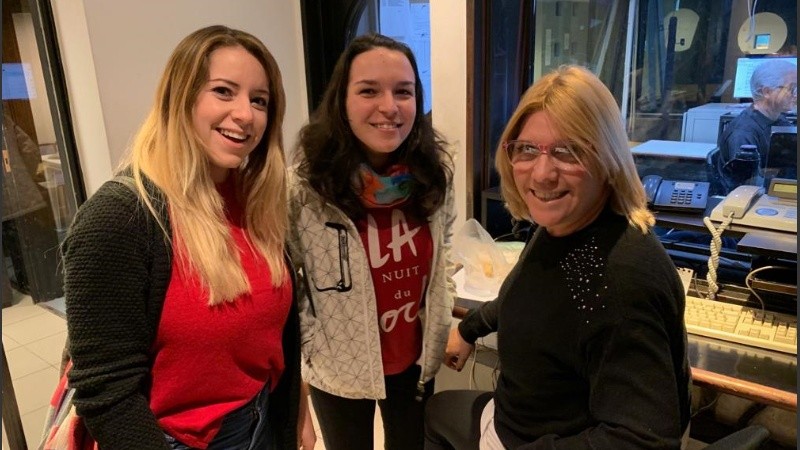 Dos futuras locutoras con la productora Araceli Colombo de Radio 2. 