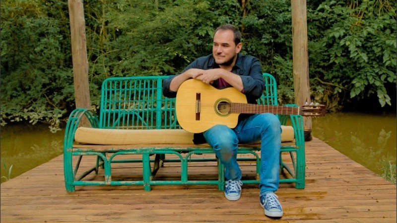 Ismael Serrano, solo con su guitarra.
