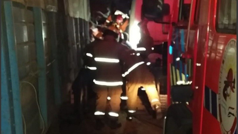 Dos de los tres camioneros accidentados quedaron atrapados en sus cabinas.