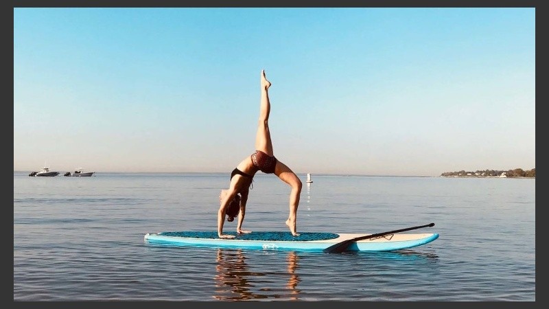 Cada vez más celebrities se suben a la tabla y no para hacer paddle surf sino yoga. 