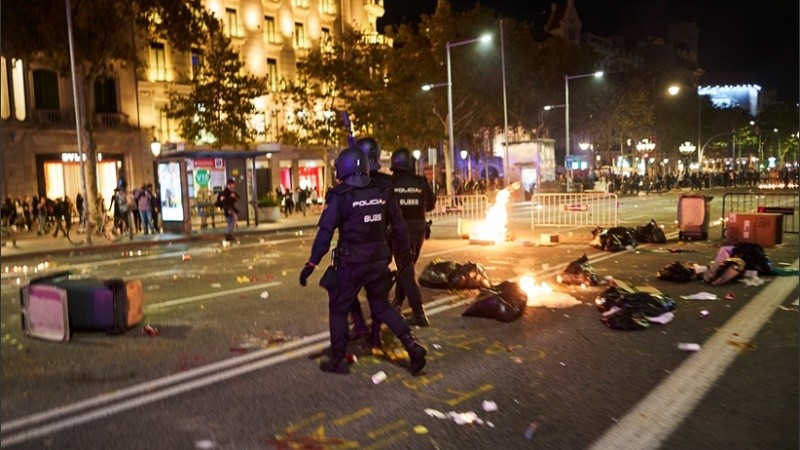 El choque en las calles de Barcelona, este martes en el anochecer catalán.