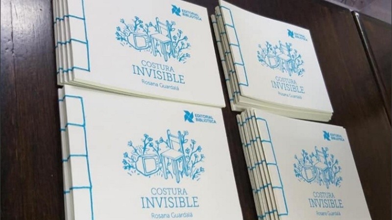 “Costura Invisible, de Rosana Guardalá Durán, es el tercer libro de la serie artesanal de la Editorial de la Biblioteca Vigil. 