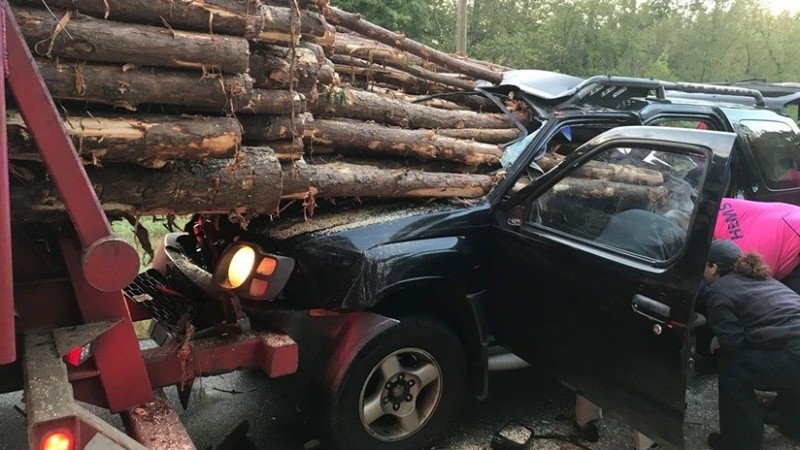 Los bomberos tuvieron que cortar entre 30 y 40 troncos con motosierras para rescatar al hombre.