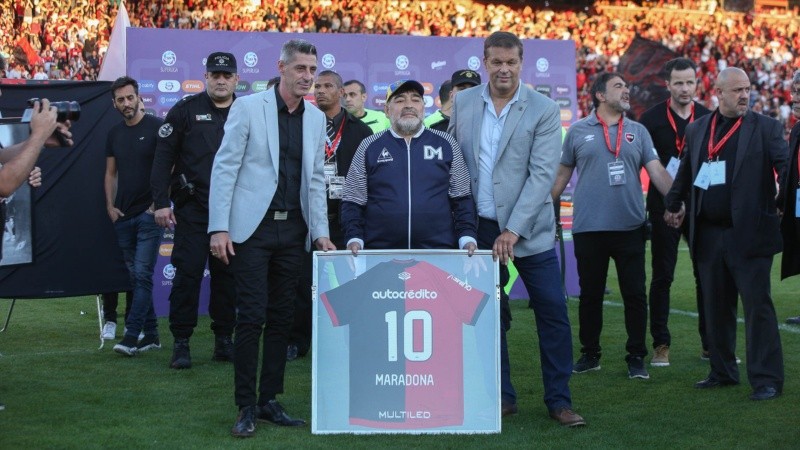 El Diez recibió un emotivo homenaje en Rosario.