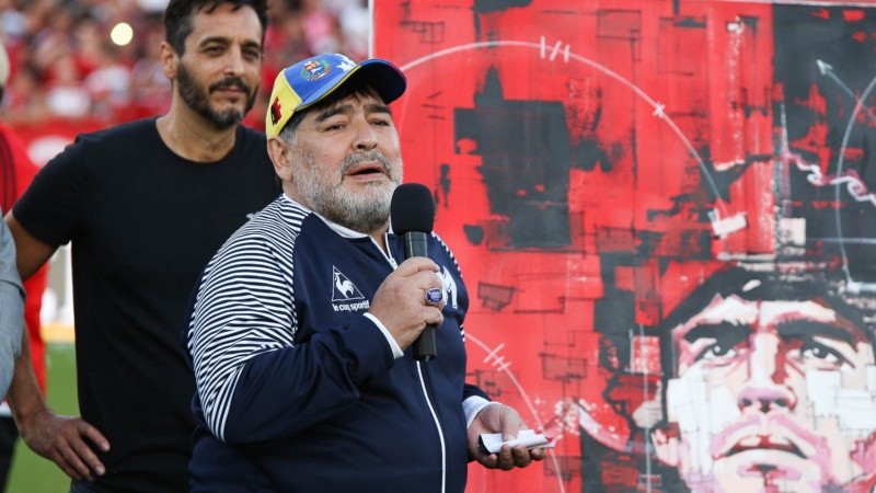 El homenaje a Diego Maradona emocionó a la gente en el estadio.