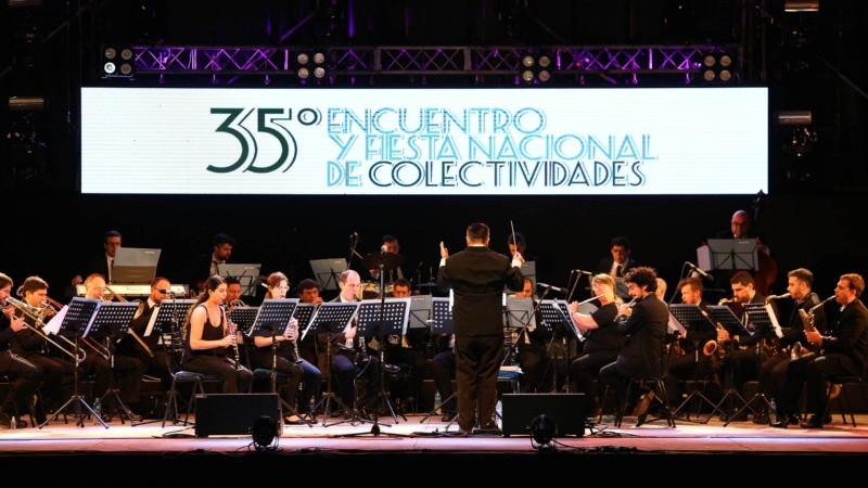 Noche 1 de la fiesta número 35 de Colectividades en Rosario.