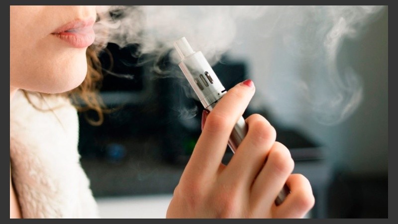 Según el estudio, los cigarrillos electrónicos son peligrosos y adictivos.