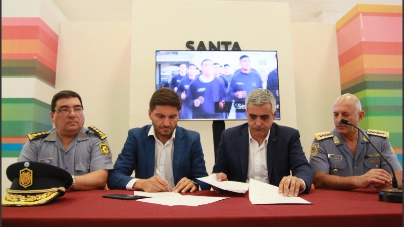Pullaro y Bartolacci en la firma del acuerdo. 