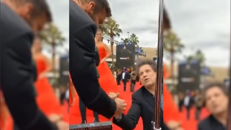 Ricky Martin y Andrés Calamaro estrechan las manos en la alfombra roja de los premiios Grammy Latino. los 