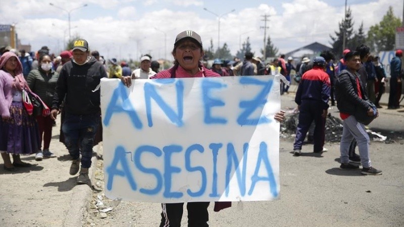 Los manifestantes desconocen a la autoproclamada presidenta Jeanine Áñez.