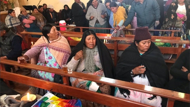 Familiares lloran a sus muertos en Senkata, cerca de El Alto. 