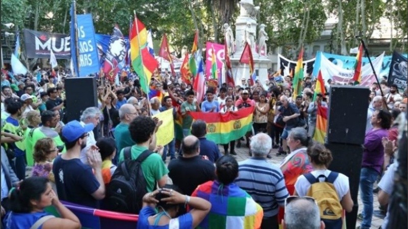 El acto realizado en Rosario para repudiar el golpe de Estado en Bolivia.