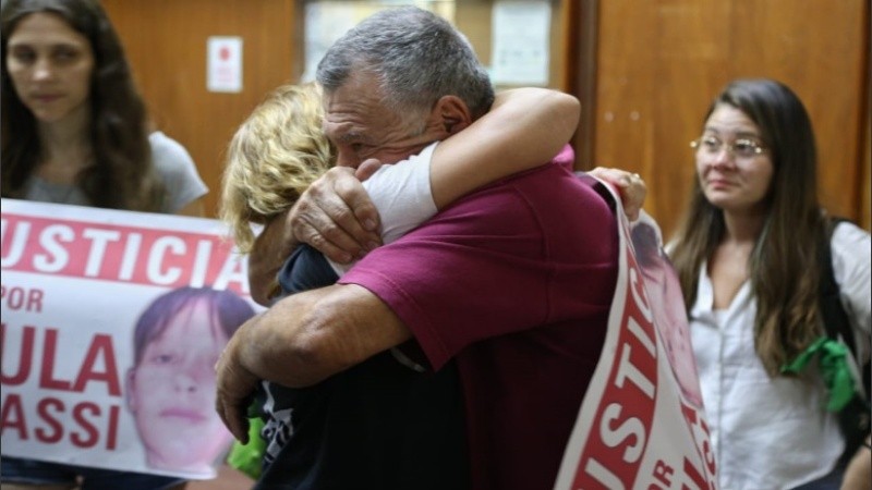 Emotivo abrazo de Alberto Perassi con su mujer tras escuchar el fallo.