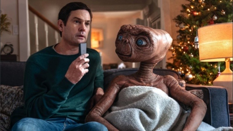 Elliot y ET se juntaron en un emotivo video después de casi cuatro décadas.