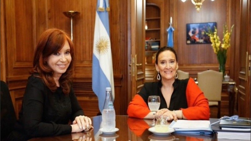 La vicepresidenta electa, Cristina Fernández de Kichner y la vicepresidenta hasta el 10 de diciembre, Gabriela Michetti.