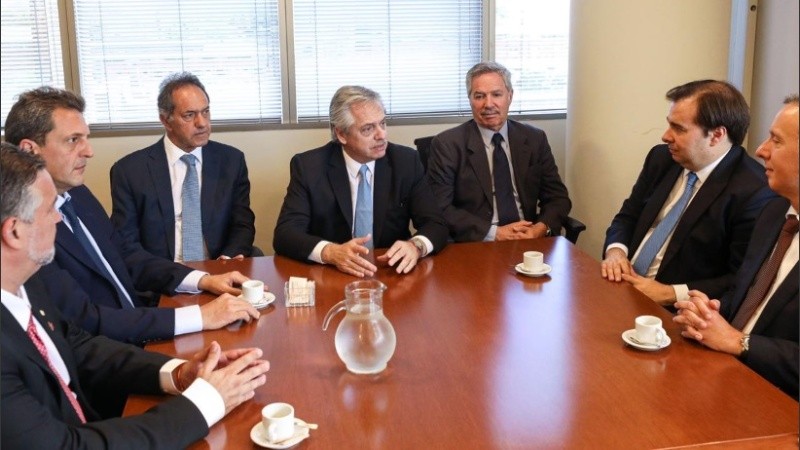 Alberto Fernández, junto a Solá, Scioli, Massa y los legisladores brasileños.