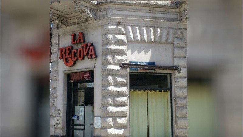 La panadería La recova en la clásica esquina de Laprida y Rioja.