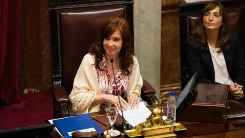 Cristina Kirchner al frente de la presidencia de la Cámara de Senadores de la Nación.