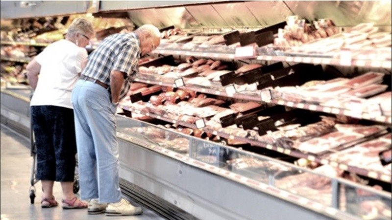 Las ventas en supermercados cayeron en octubre,  según el Indec.