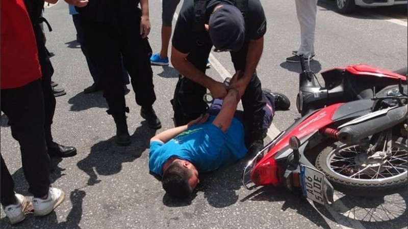El motochorro en el momento que fue detenido por la Policía. 