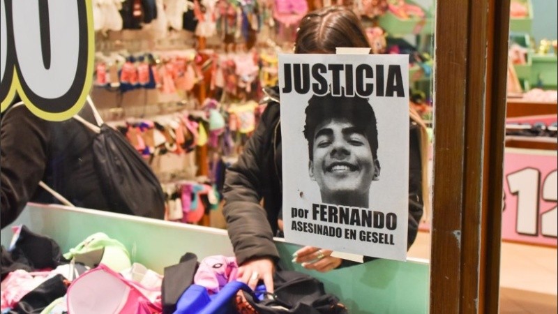 Por toda la ciudad hay carteles que recuerdan a Fernando. 