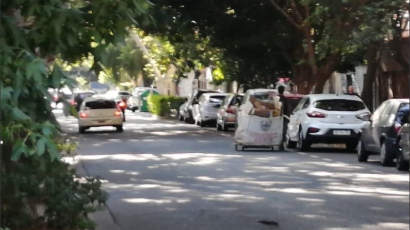 Los cartoneros empujan sus carros blancos por las calles del macrocentro