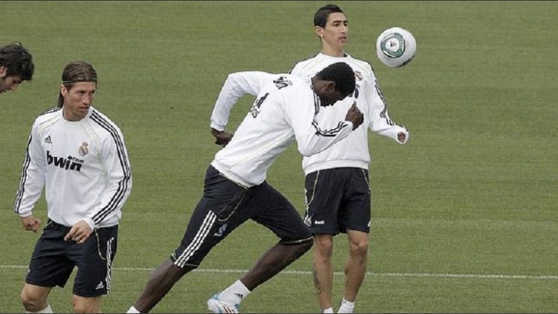 Adebayor fue compañero de Ángel Di María en Real Madrid.