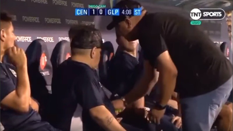El video muestra que los ayudantes de Maradona tapan la cámara cuando le dan algo para tomar