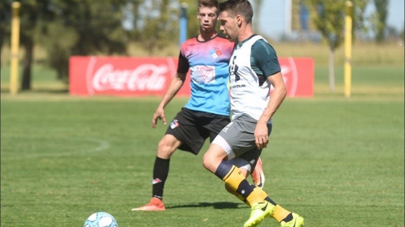 Claudio Riaño hizo tres goles en el amistoso disputado en Arroyo Seco.