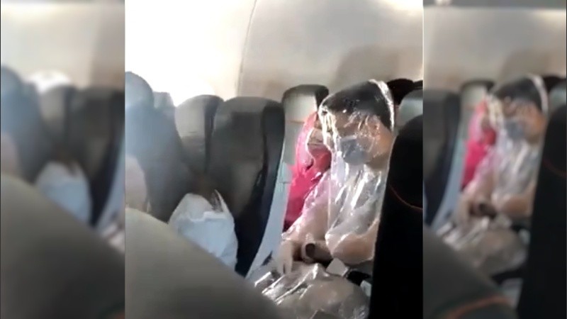 Coronavirus: Una pareja viajó envuelta en plástico durante un vuelo por Australia