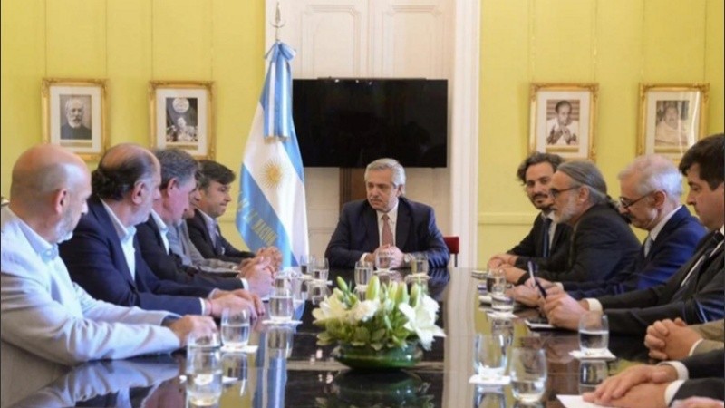 El presidente Fernández reunido con referentes de las entidades agropecuarias, ante el inminente aumento de las retenciones.