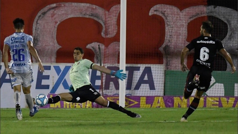 Brunetta escapó y la picó ante la salida de Aguerre para el 1-0.